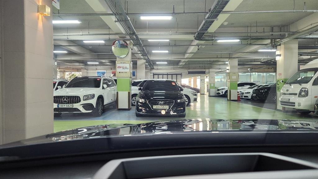 Genesis G90 3.3 T AWD Premium Luxury 3