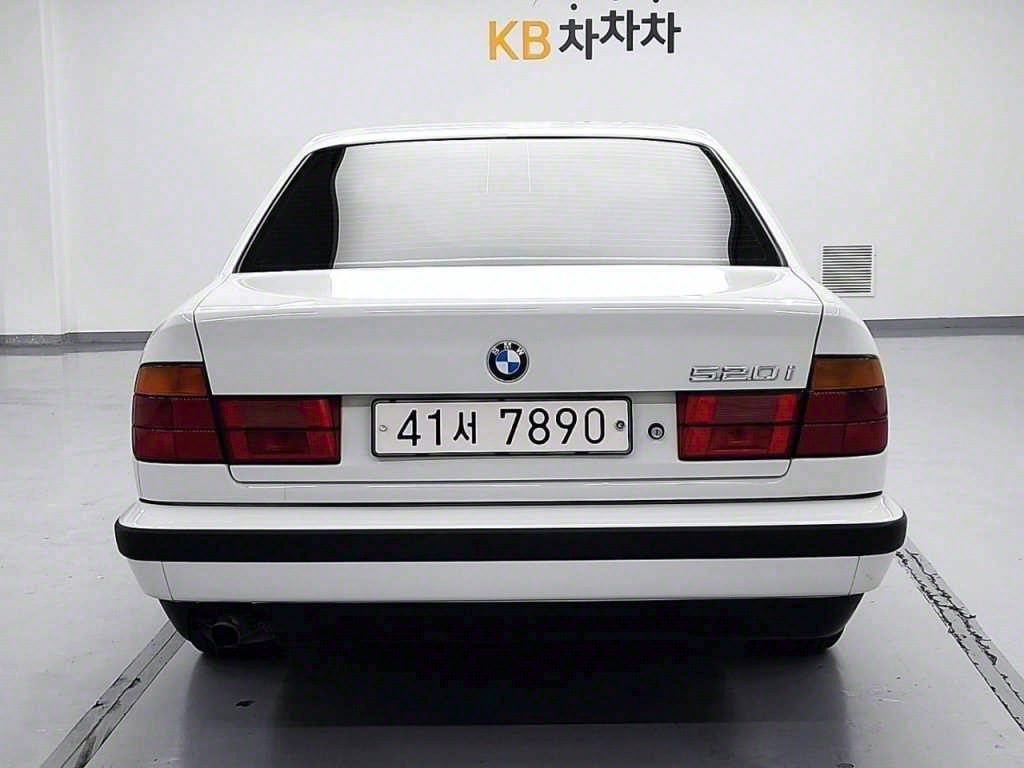 BMW 3시리즈 318I 세단 사진 2/18