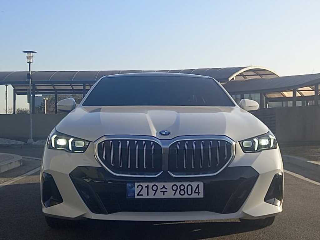 BMW 5시리즈 520i M 스포츠 사진 2/18