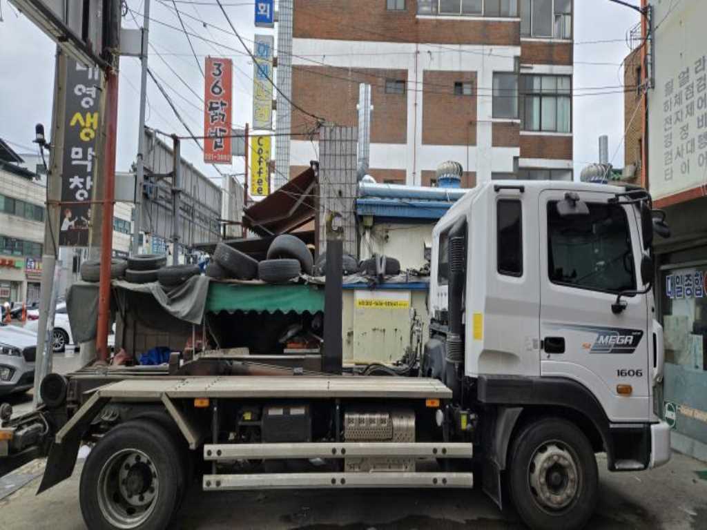 메가트럭 암롤 5톤 수동 단바리