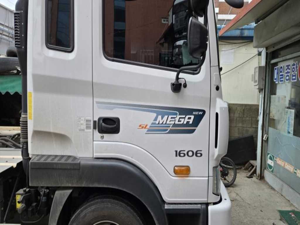 메가트럭 암롤 5톤 수동 단바리