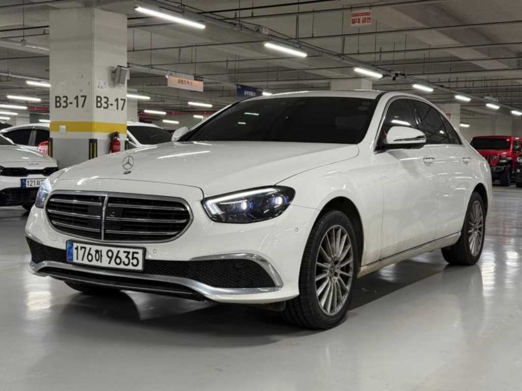 벤츠 E 클래스 E220d 4MATIC AMG라인 사진 2/19