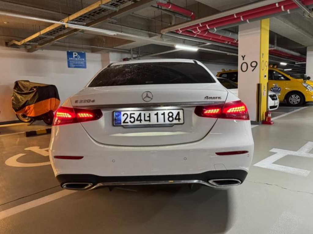 벤츠 E 클래스 E220d 4MATIC AMG라인 사진 2/20