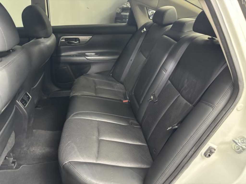 Nissan Altima 2.5 Tech 9