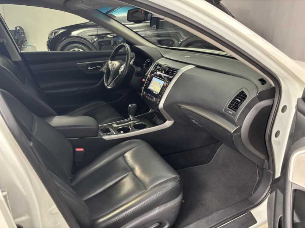 Nissan Altima 2.5 Tech 7