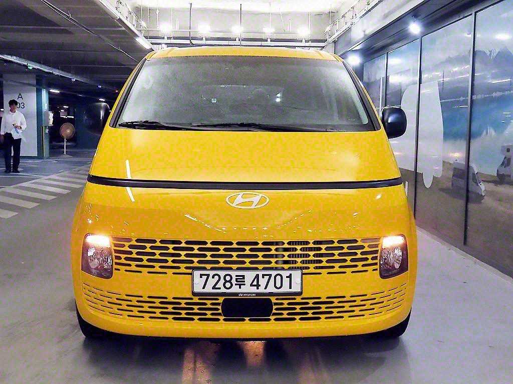 Hyundai Staria 2WD Diesel Tourer Smart 3