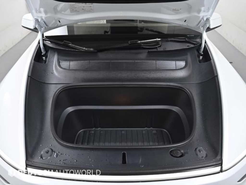 Tesla Model Y Long Range 7