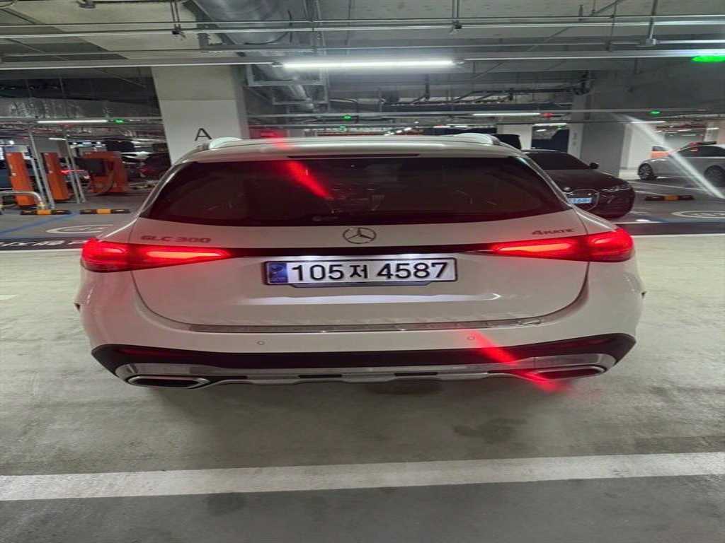 Mercedes-Benz GLC-Class GLC300 4MATIC 3