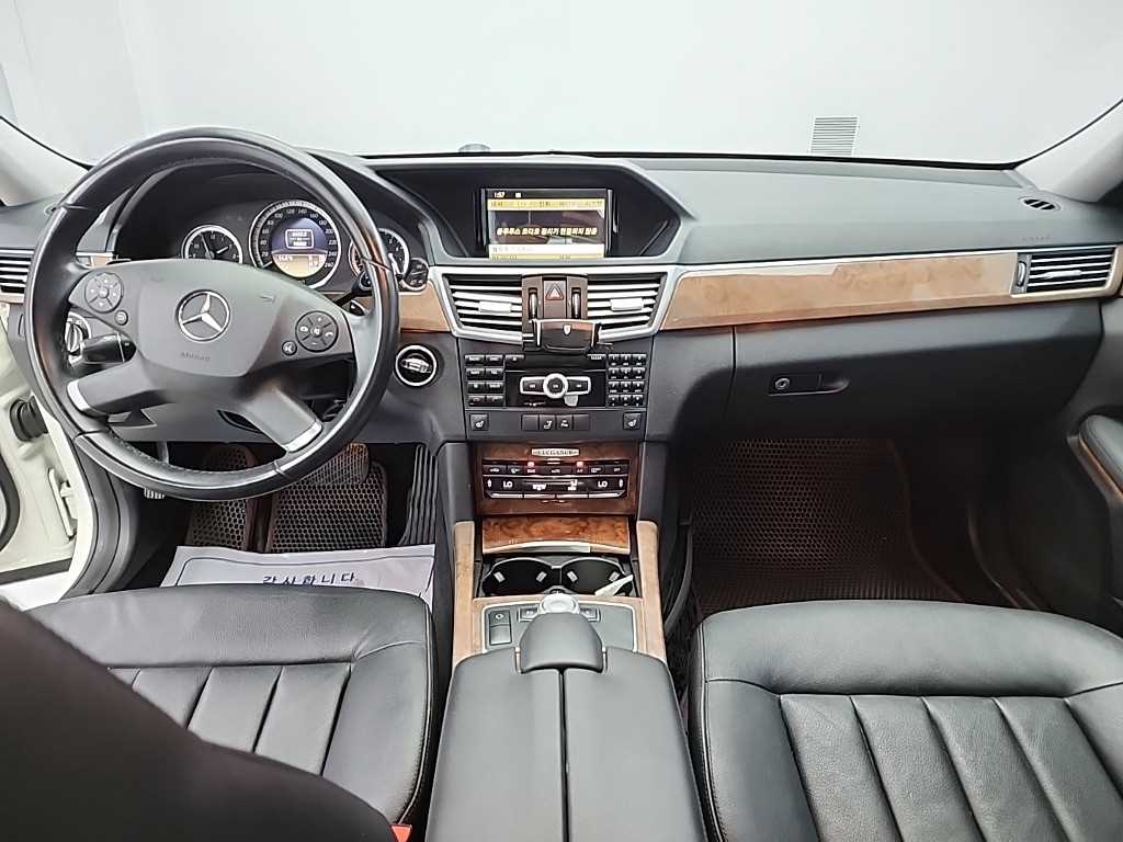Mercedes-Benz E-Class E300 Elegance 8