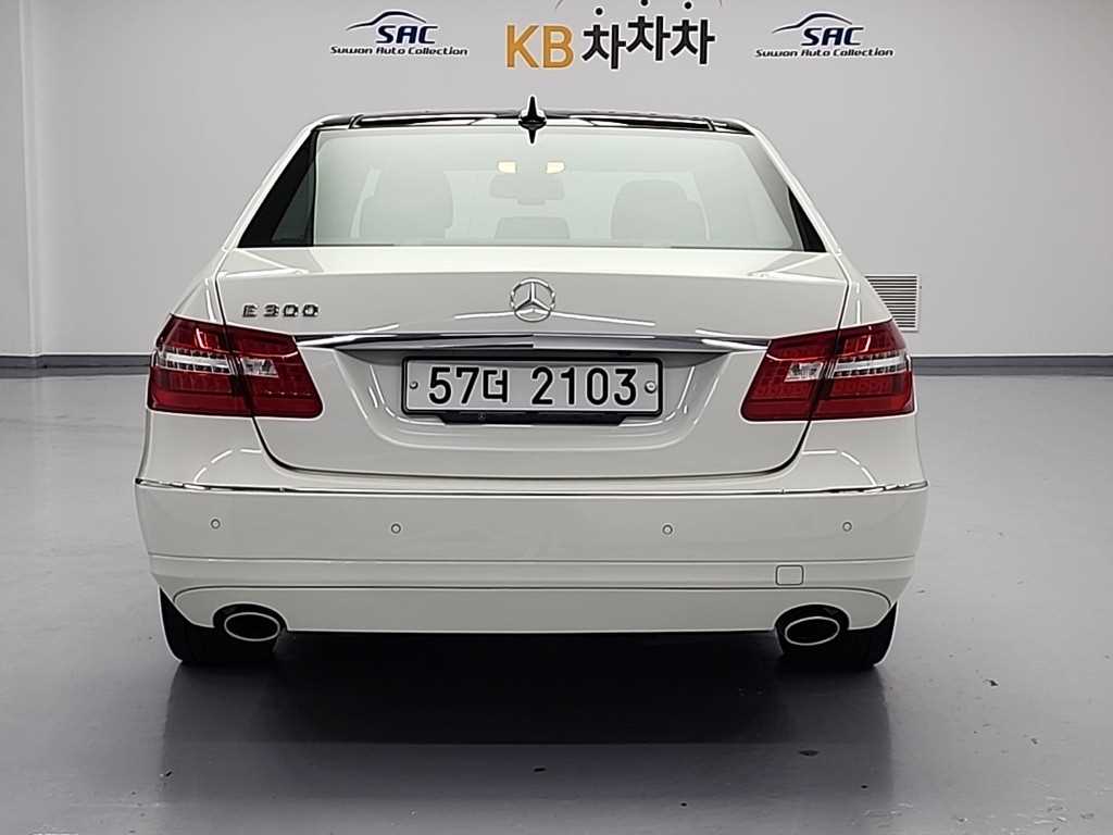 Mercedes-Benz E-Class E300 Elegance 4