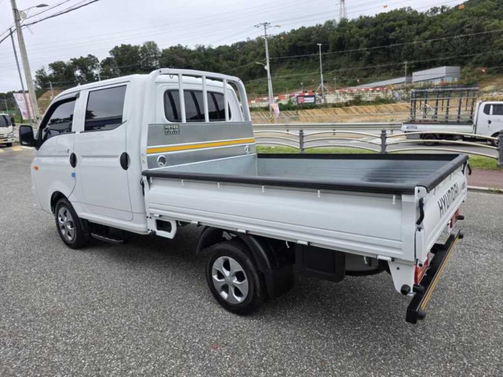 Hyundai Porter Double Cab/ Long Wheelbase/ 2WD Smart 7