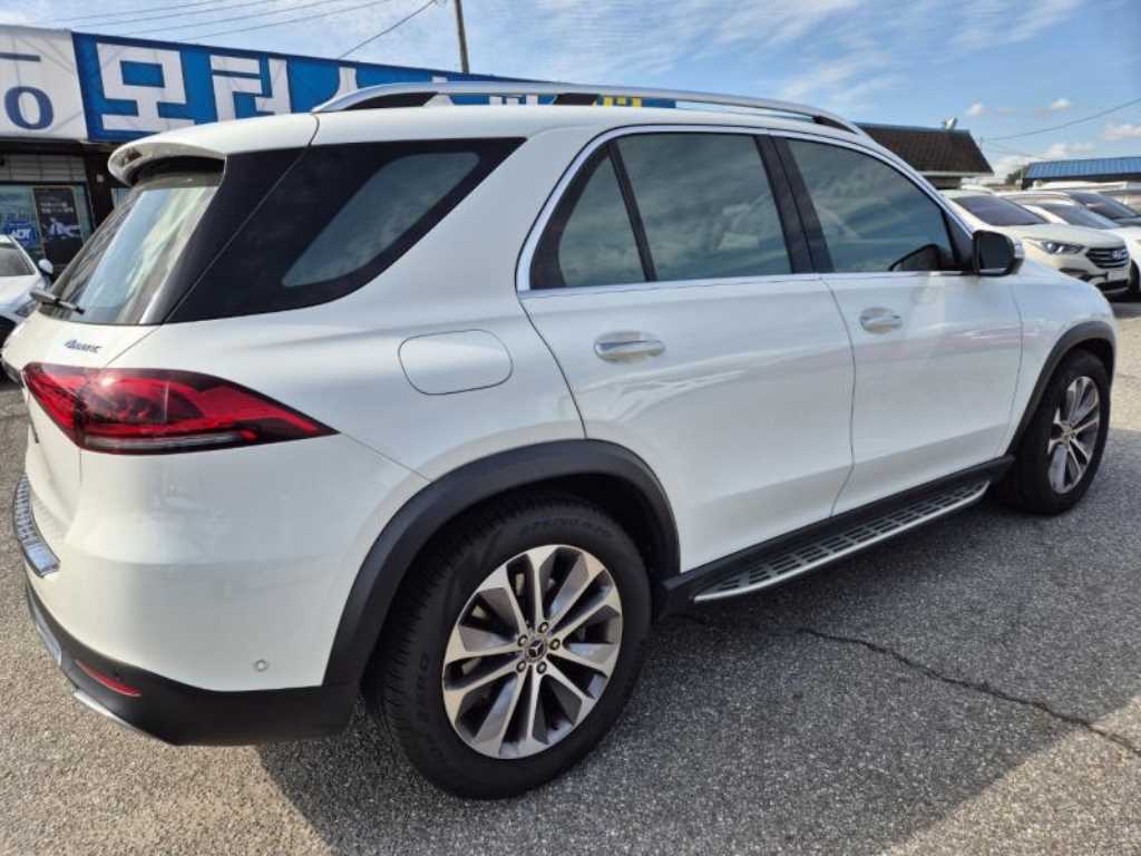 Mercedes-Benz GLE-Class GLE300d 4MATIC — фото 3