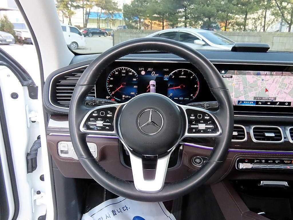 Mercedes-Benz GLE-Class GLE300d 4MATIC 9