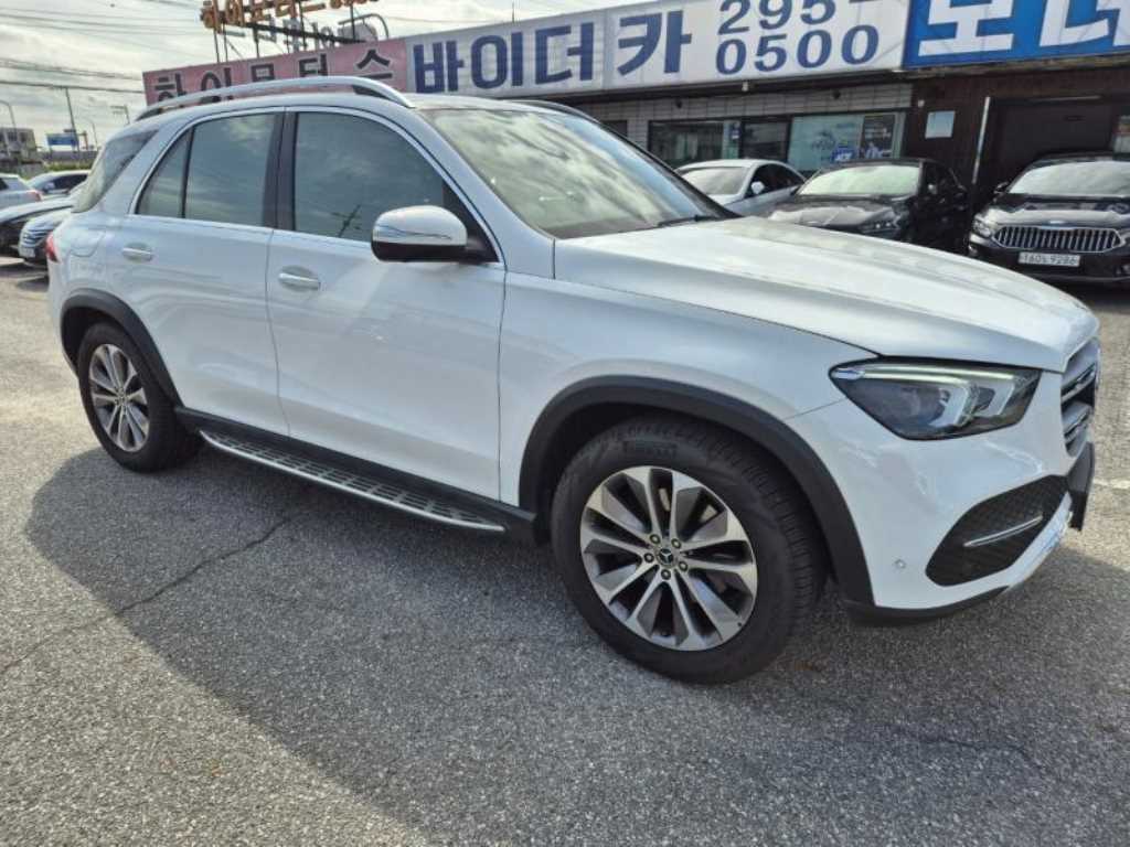 Mercedes-Benz GLE-Class GLE300d 4MATIC — фото 2