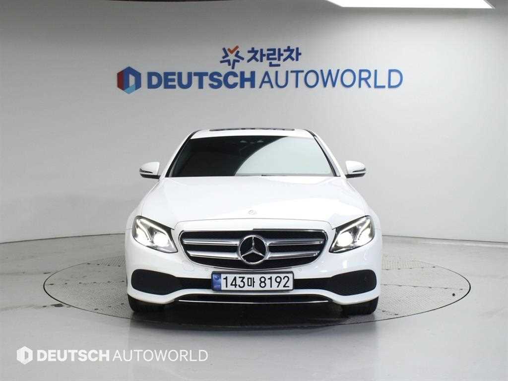 Mercedes-Benz E-Class E220d Avantgarde 4