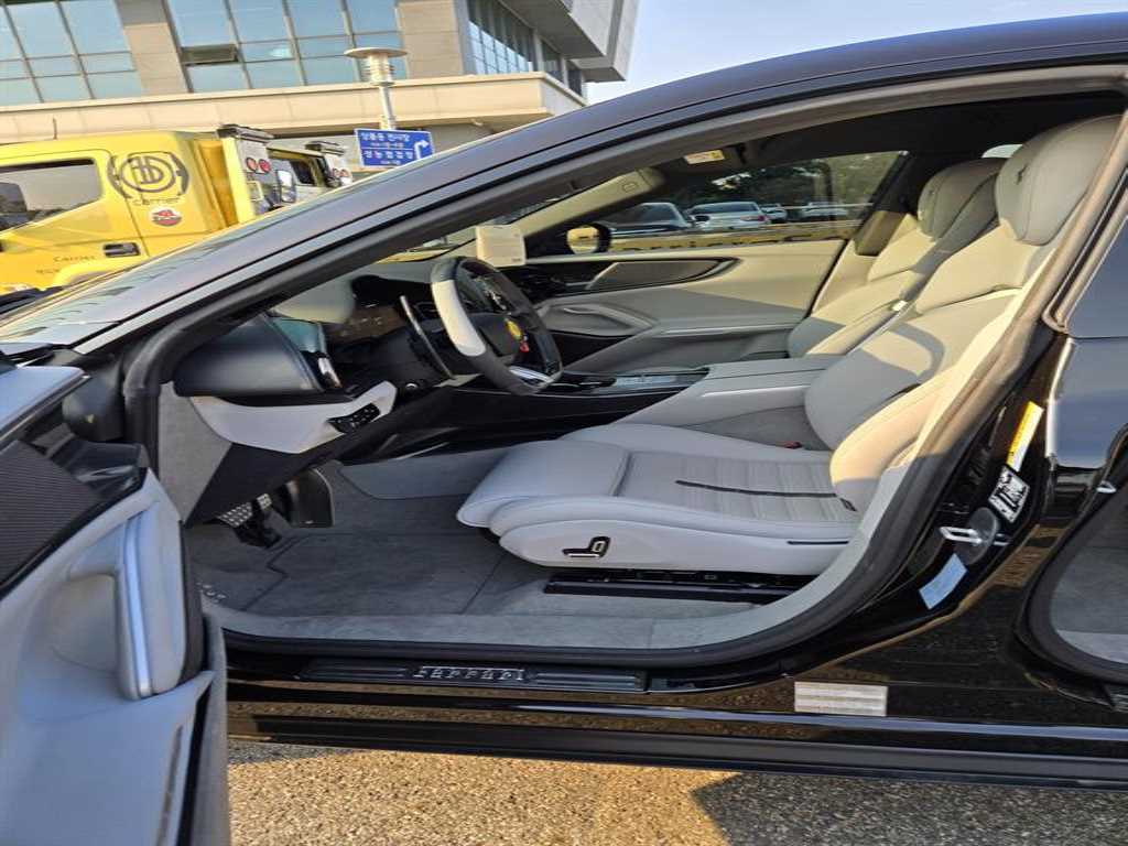 Ferrari Purosangue 6.5 V12 8