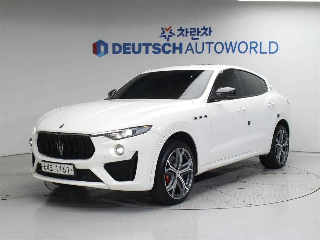 마세라티 르반떼 3.8 GTS AWD 사진 2/20