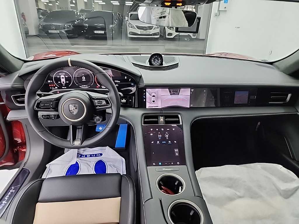 Porsche Taycan Turbo 8