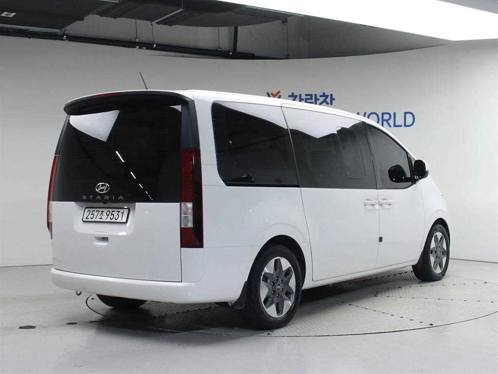 Hyundai Staria 2WD Diesel Tourer Modern 3