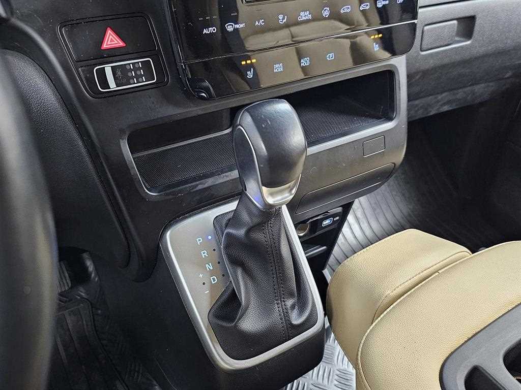 Hyundai Staria 2WD Diesel Tourer Modern 10