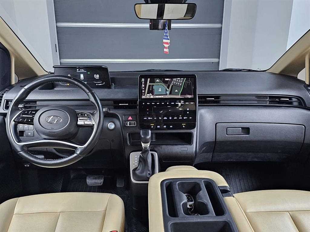 Hyundai Staria 2WD Diesel Tourer Modern 8