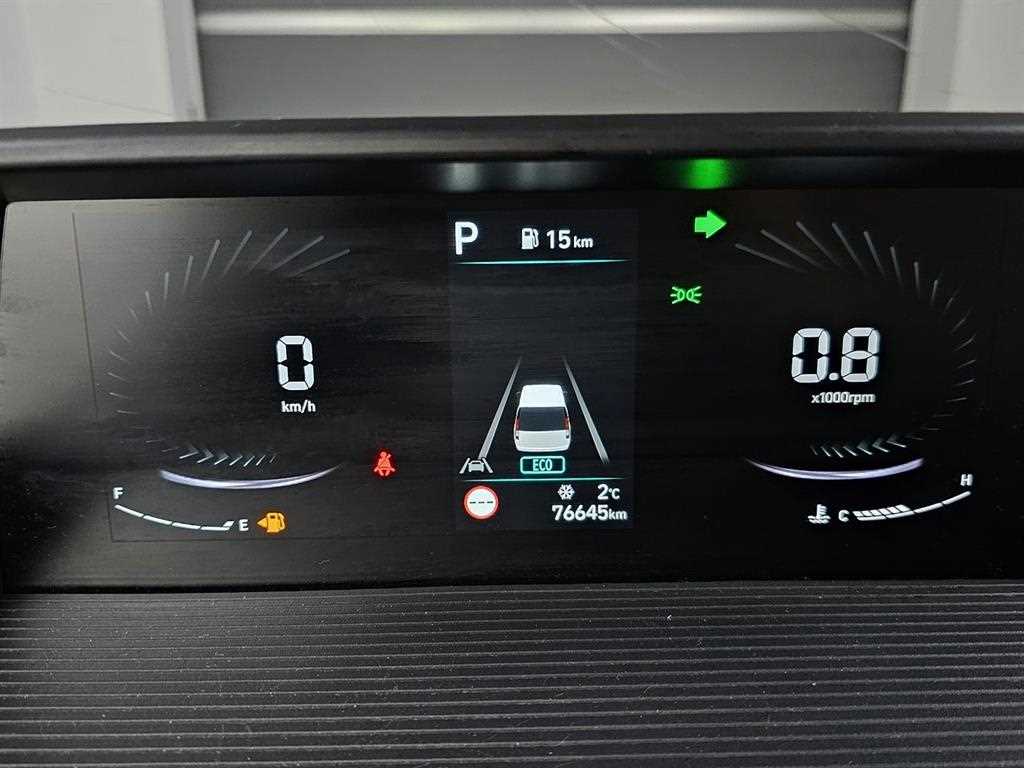 Hyundai Staria 2WD Diesel Tourer Modern 9