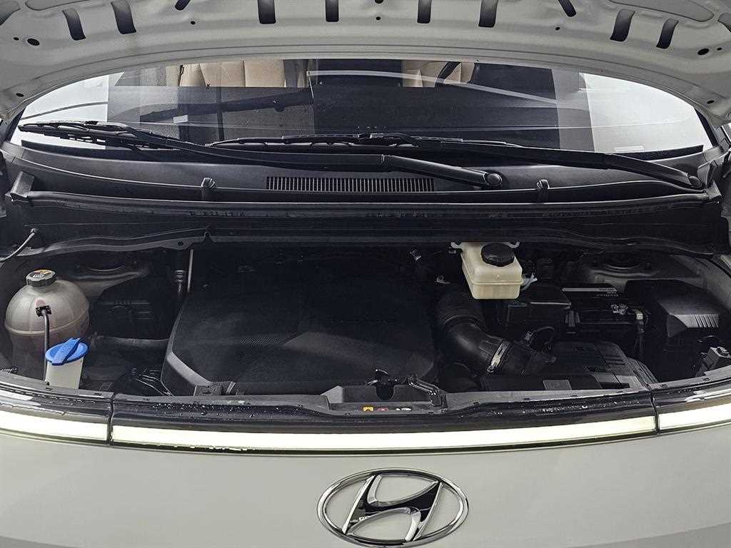 Hyundai Staria 2WD Diesel Tourer Modern 7