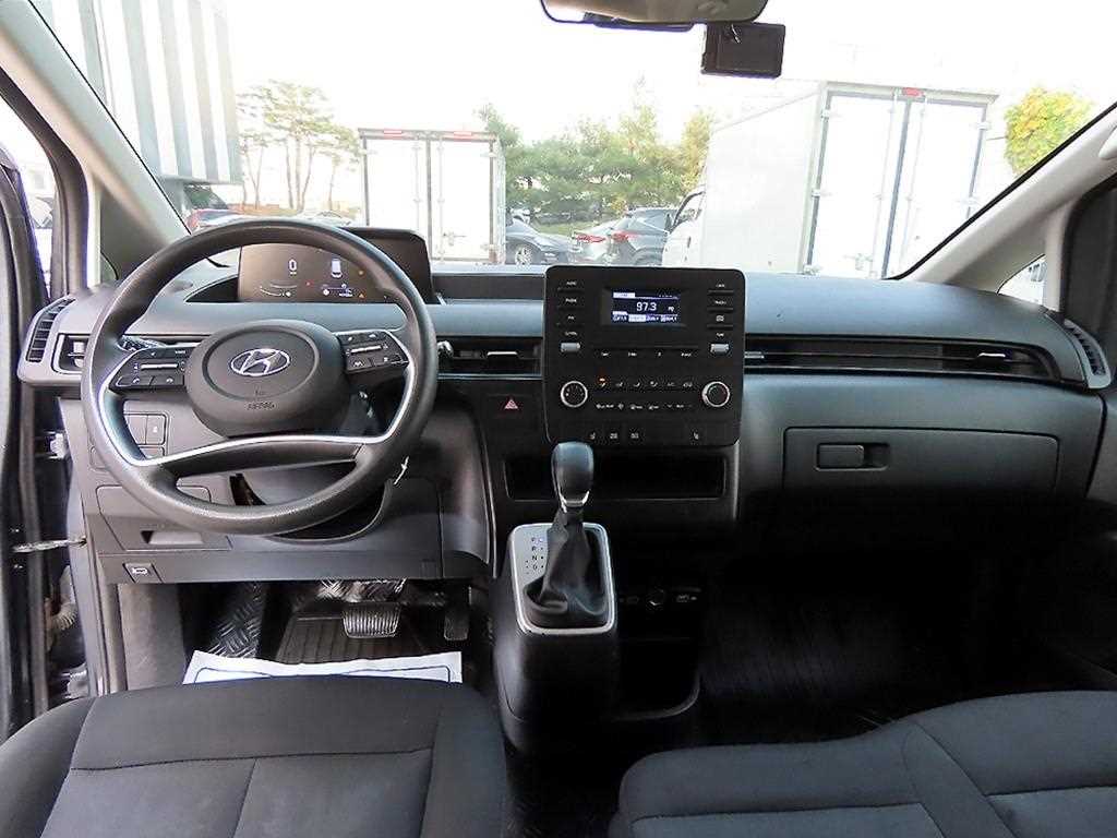 Hyundai Staria 2WD Diesel Tourer Smart 9