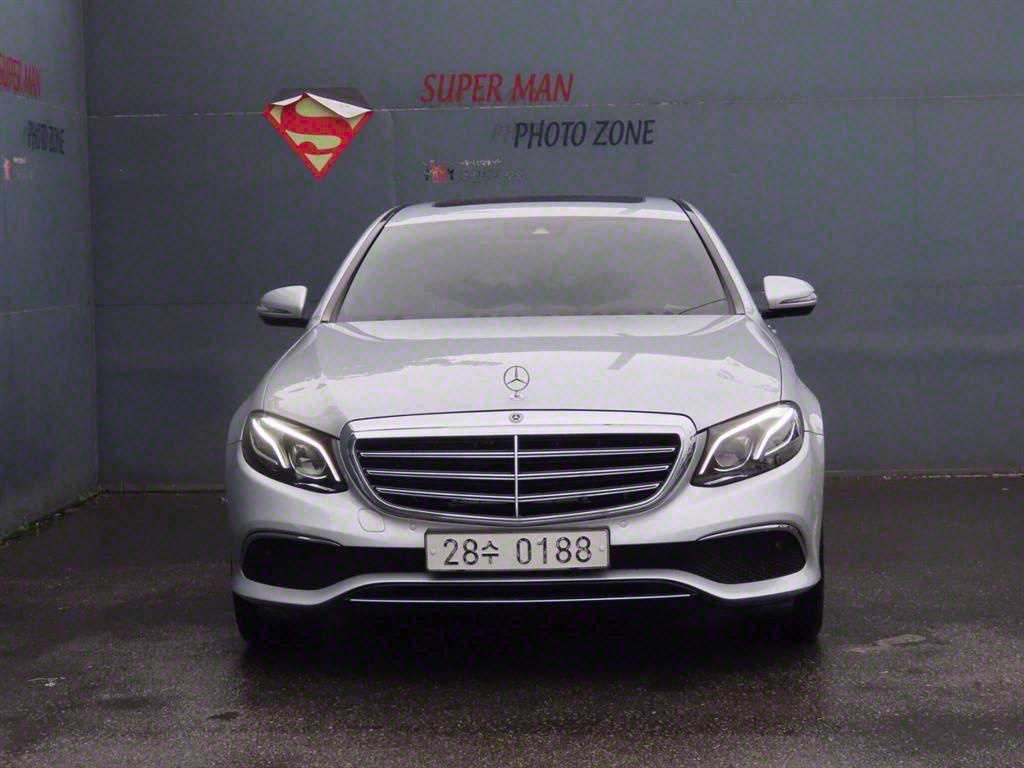 벤츠 E 클래스 E220d 익스클루시브 사진 2/20