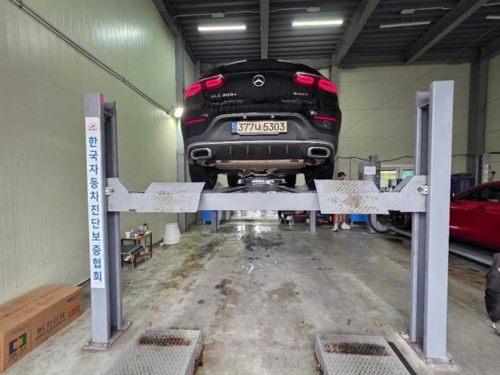 Mercedes-Benz GLC-Class GLC300e 4MATIC Coupe 3