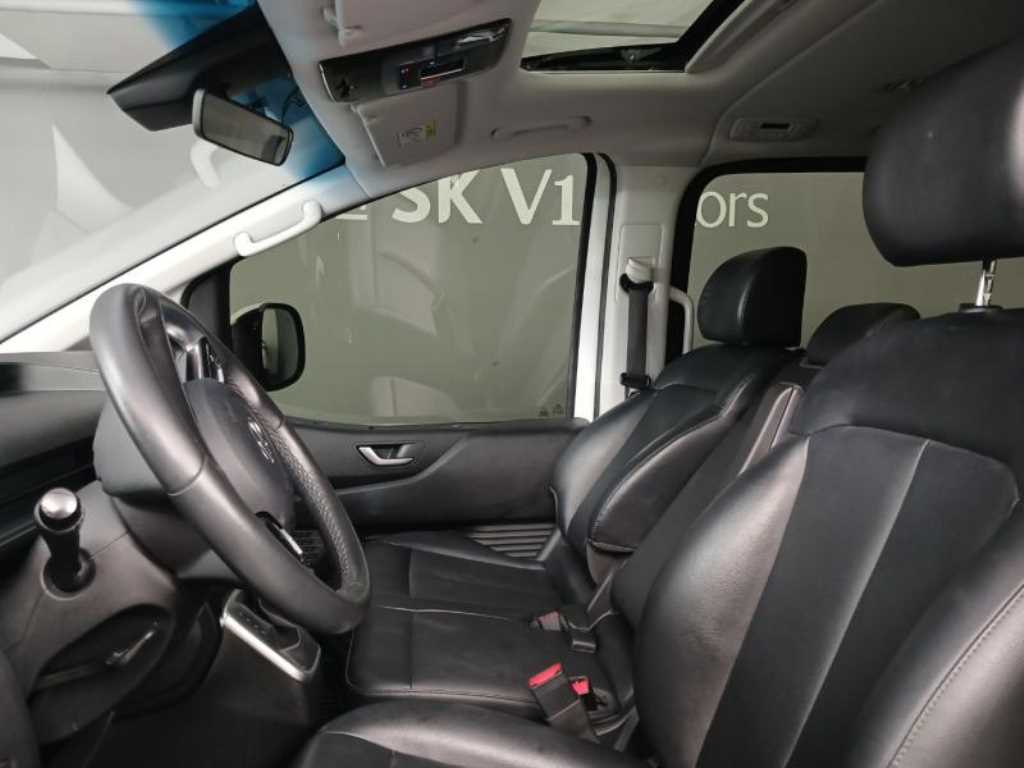 Hyundai Staria 4WD Diesel Tourer Modern 8