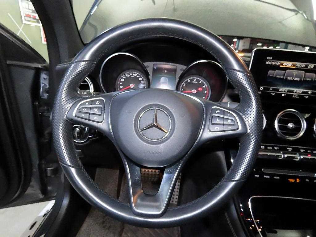 Mercedes-Benz GLC-Class GLC300 4MATIC AMG LINE 9