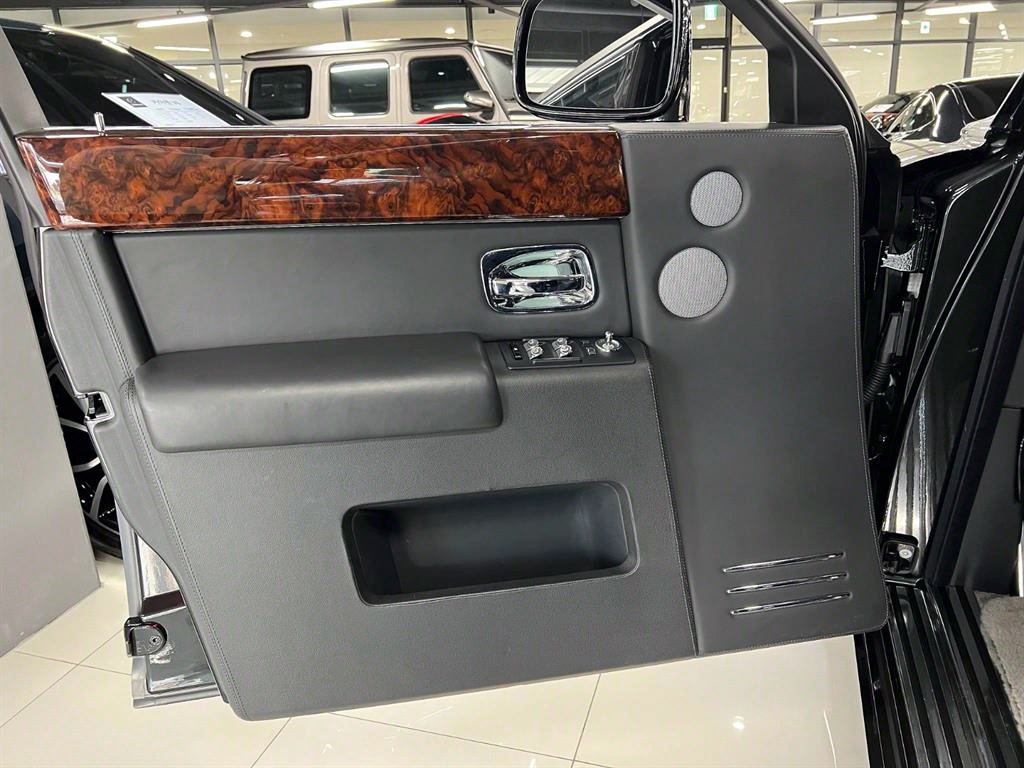 Rolls Royce Phantom 6.7 V12 EWB 8
