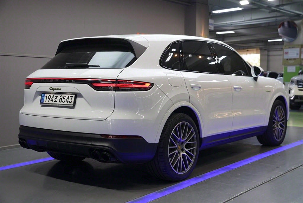 Porsche Cayenne 3.0 E- Hybrid Platinum Edition 3