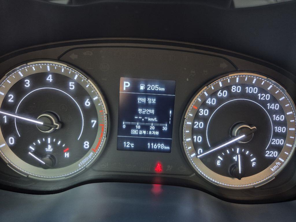 Hyundai Venue 1.6 Modern 8