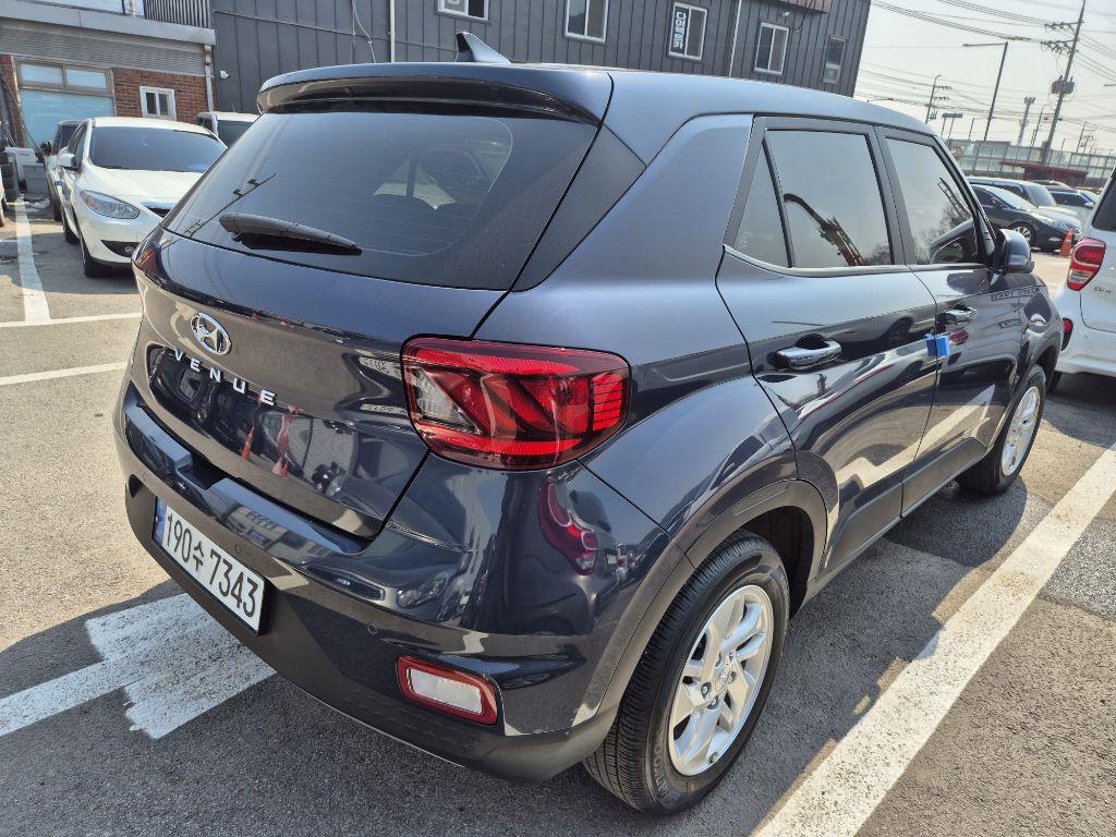 Hyundai Venue 1.6 Modern 7