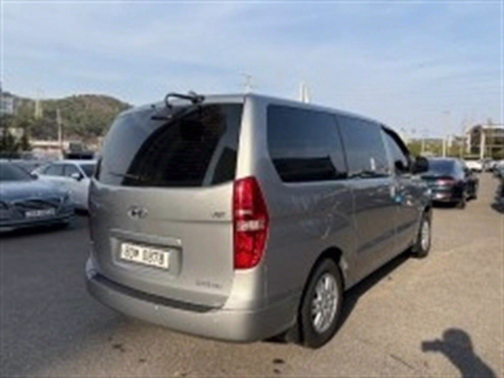 Hyundai Starex 2WD Van Smart 6