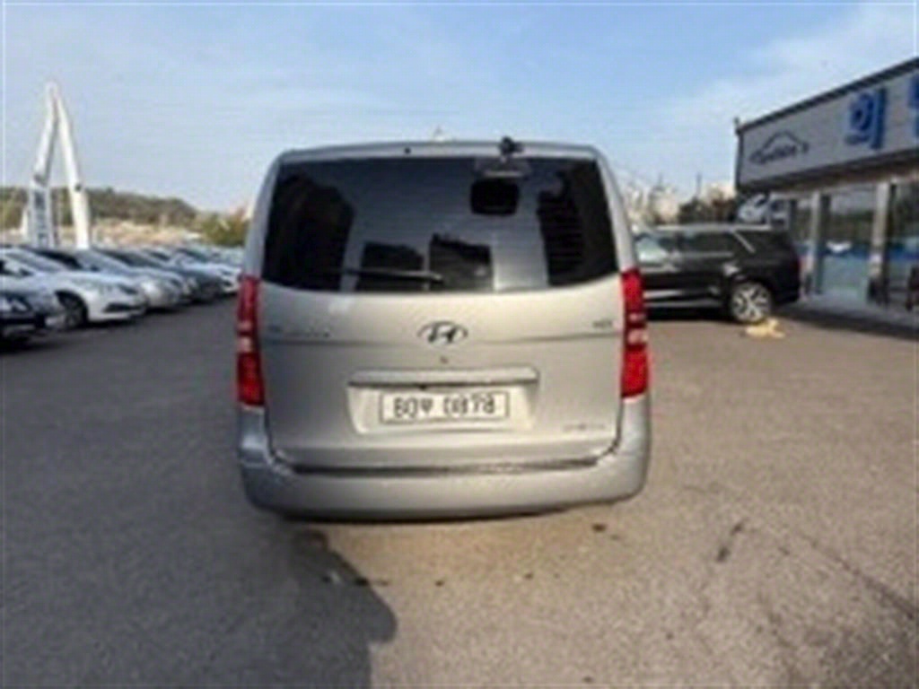 Hyundai Starex 2WD Van Smart 7