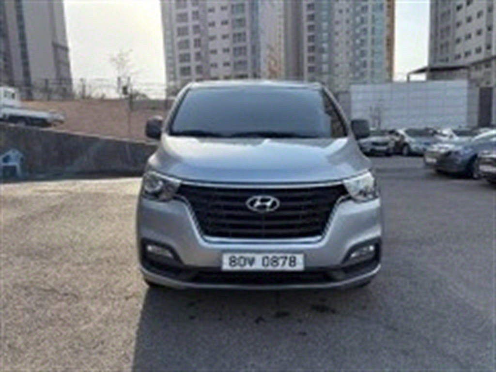 Hyundai Starex 2WD Van Smart