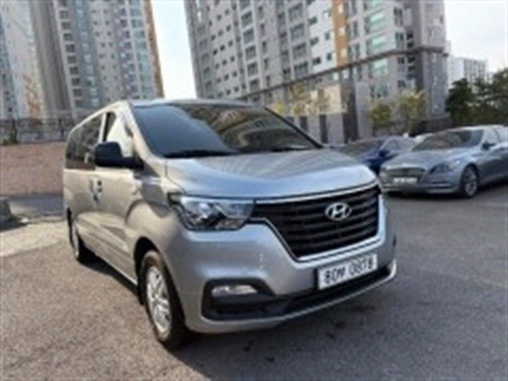 Hyundai Starex 2WD Van Smart 4