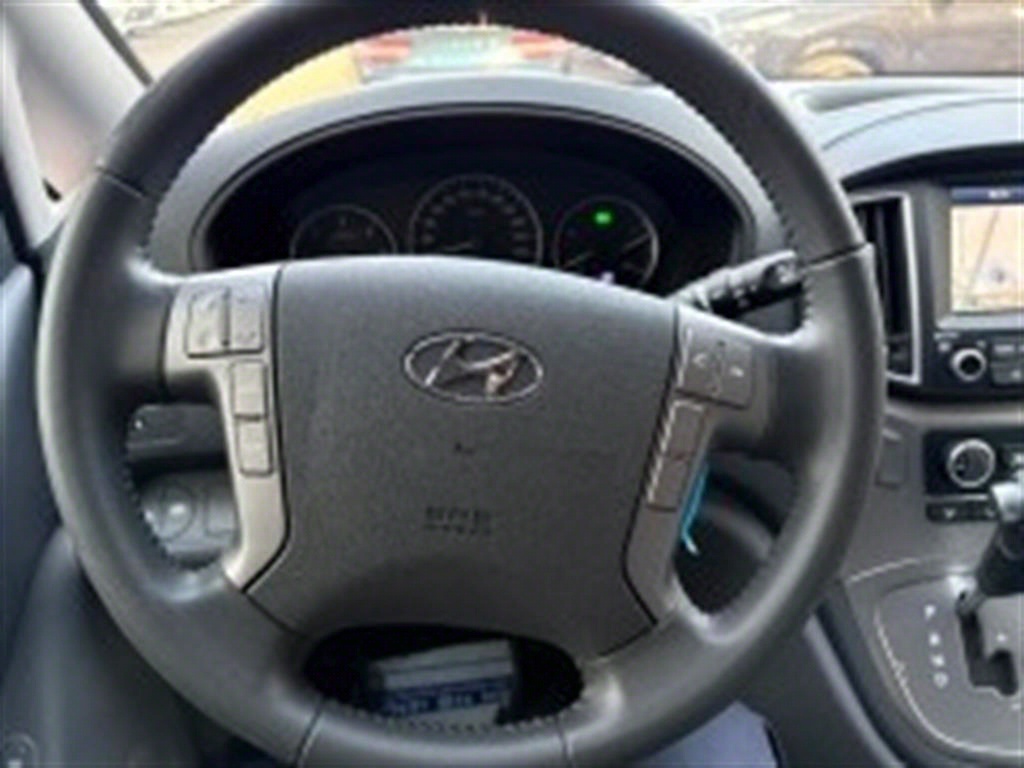 Hyundai Starex 2WD Van Smart 8