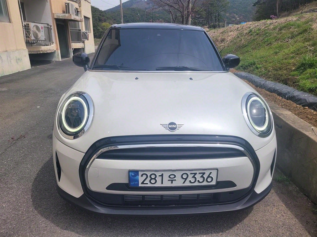 [미니] 쿠퍼 5도어 T1 연식:2023,미션:오토,주행거리:11,959km,연료:휘발유,색상:흰색