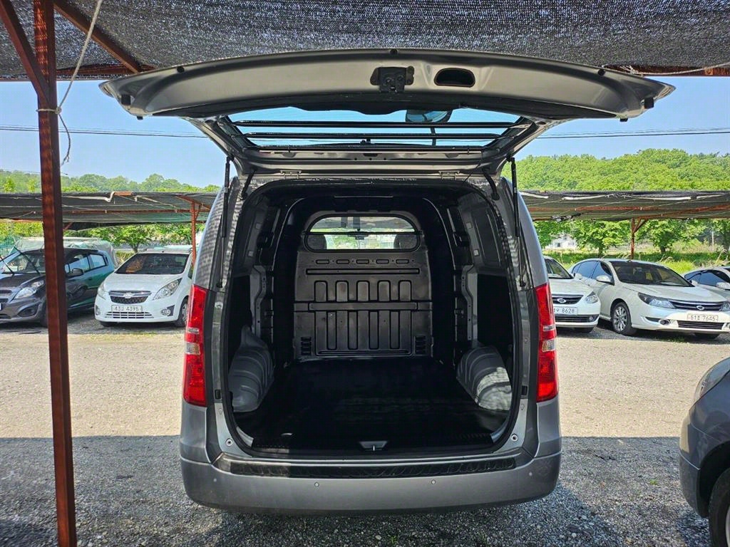 Hyundai Starex 2WD Van Smart 5