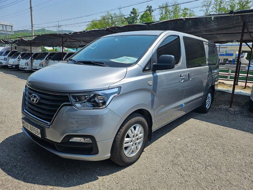 Hyundai Starex 2WD Van Smart 3
