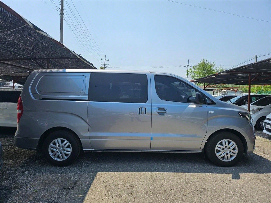 Hyundai Starex 2WD Van Smart 4