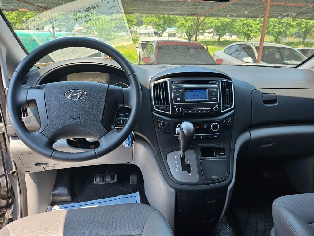 Hyundai Starex 2WD Van Smart 10