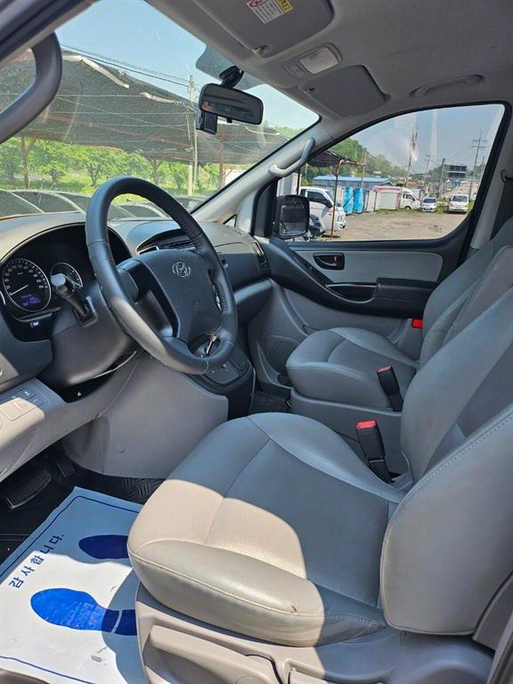 Hyundai Starex 2WD Van Smart 9