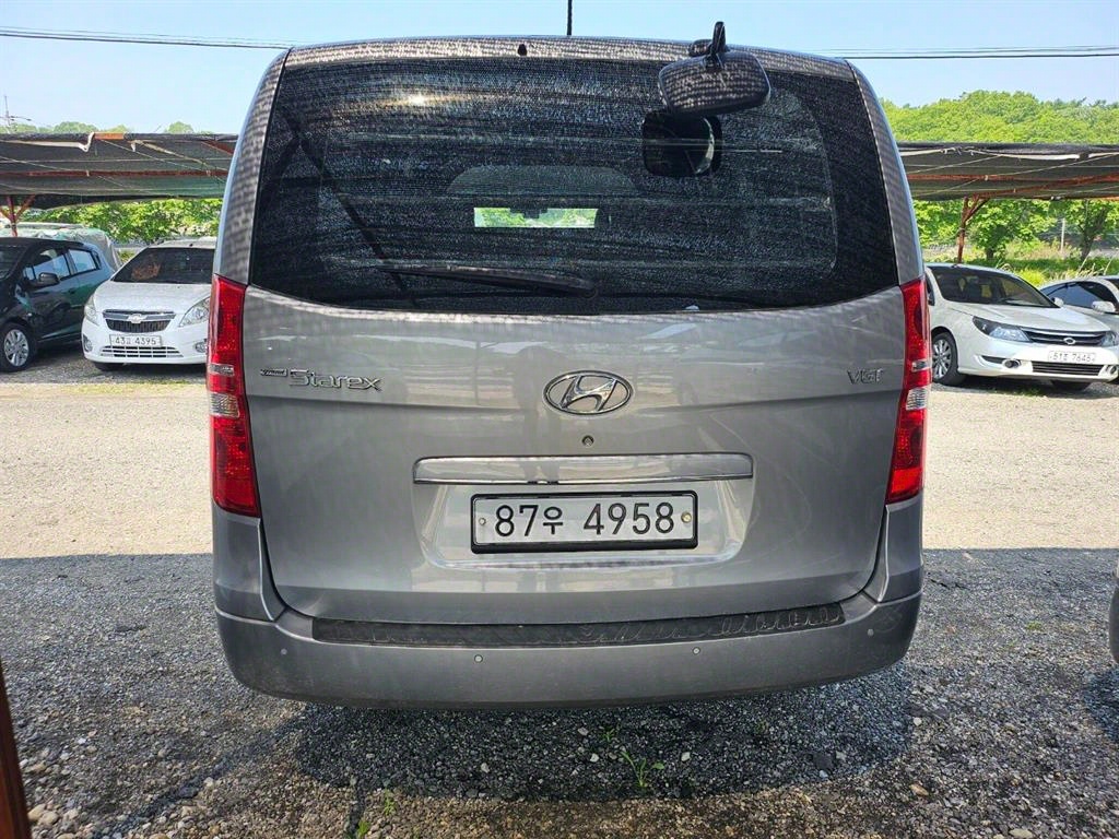 Hyundai Starex 2WD Van Smart 6