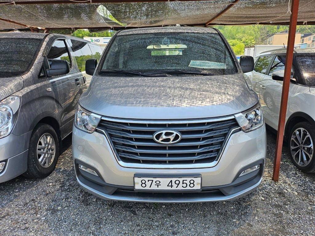 Hyundai Starex 2WD Van Smart