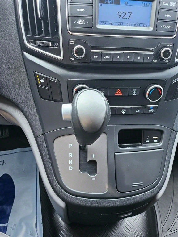 Hyundai Starex 2WD Van Smart 8